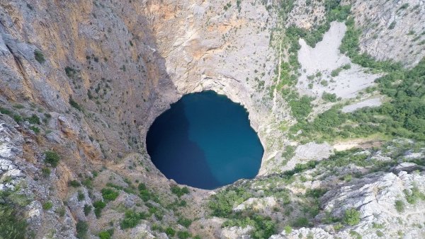 Красное озеро карстовая воронка