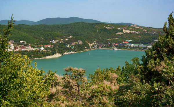 Горное озеро Абрау Дюрсо