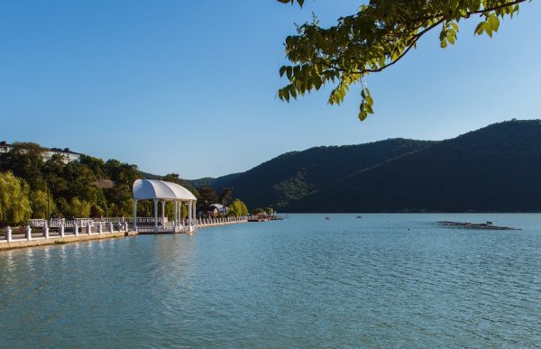 Голубое озеро Абрау Дюрсо