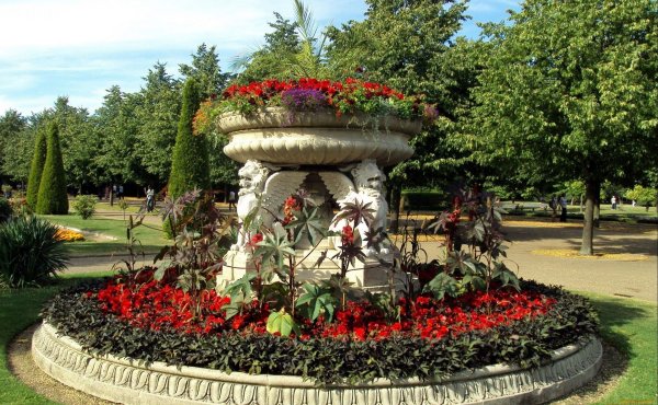 Парк древнего Рима цветники фонтаны