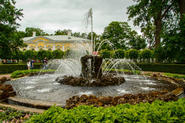 Фонтаны Нижнего парка в Петергофе
