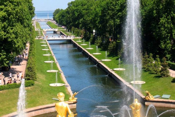 Морской канал и аллея фонтанов в Петергофе