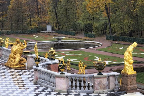 Петродворец в Петергофе осень