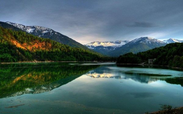Дамба на озере Сильвенштайн, верхняя Бавария, Германия