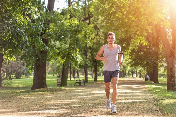 Мужчина на пробежке