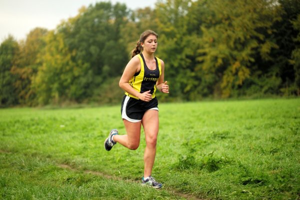 Девушка бежит