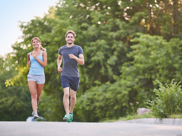 Спортивная пара на пробежке
