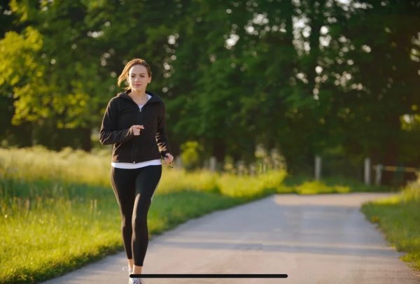 Женщина бежит