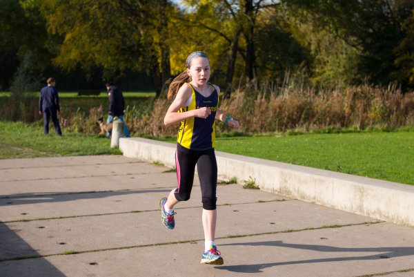 Девочка бегает