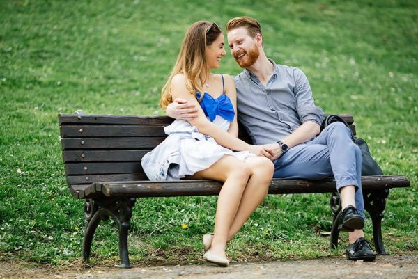 Мужчина на скамейке в парке