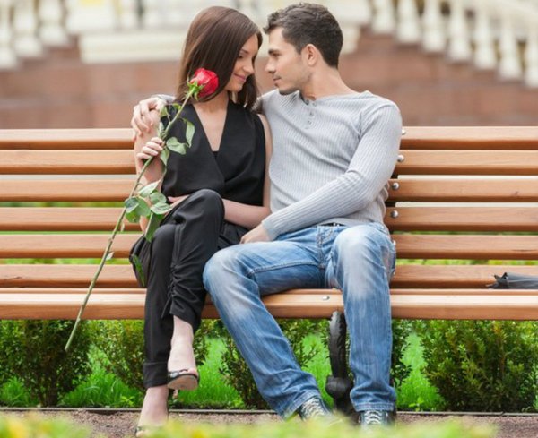 Парень и девушка на скамейке