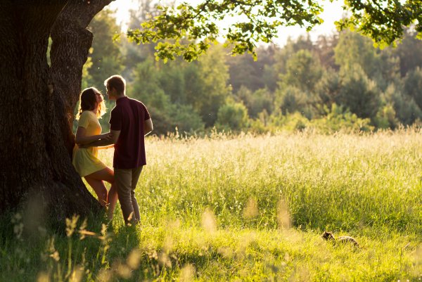 Парень с девушкой на природе