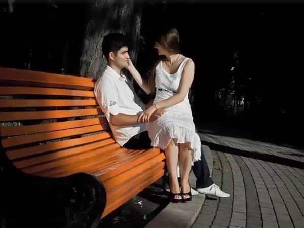 Парень и девушка на скамейке