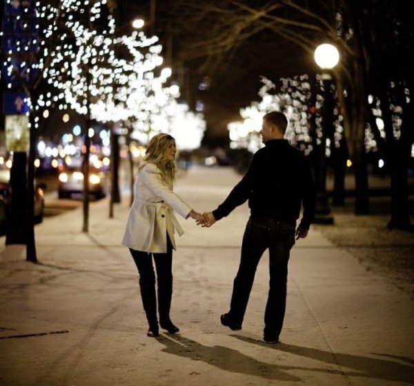 Парень и девушка гуляют