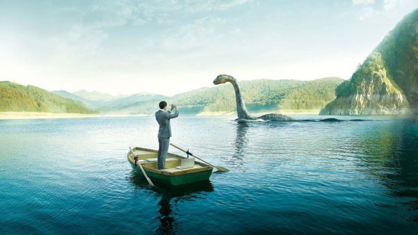 Туристы на озере лох=Несс