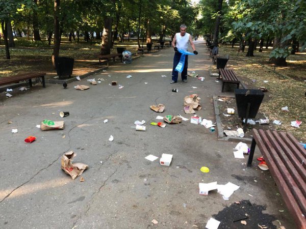 Мусор в парке