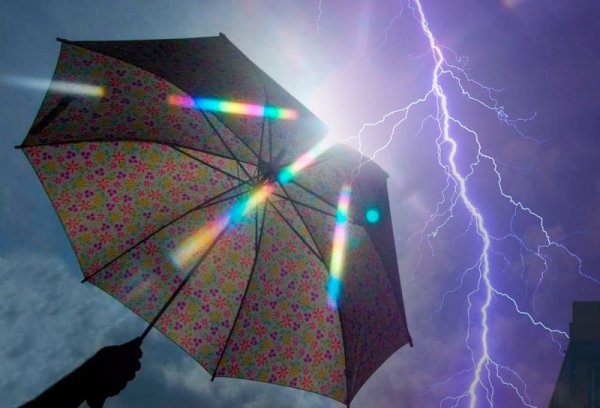 Солнечный зонт в городе