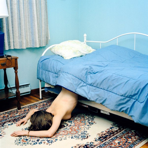 Смешная фотосессия в кровати