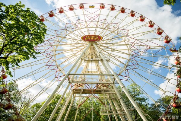 Парк Горького в Минске колесо обозрения высота