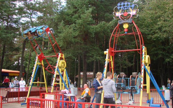 Качели аттракцион парк Челюскинцев