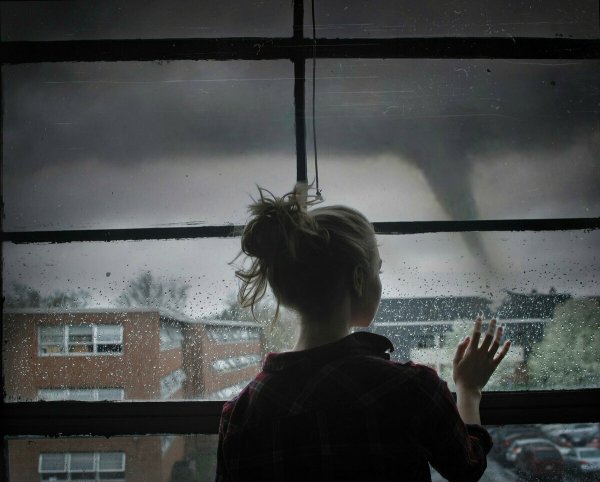 Человек у окна дождь