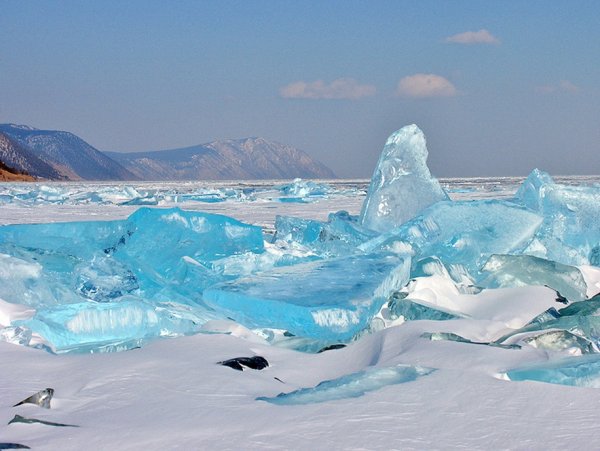 Бирюзовый лёд озера Байкал