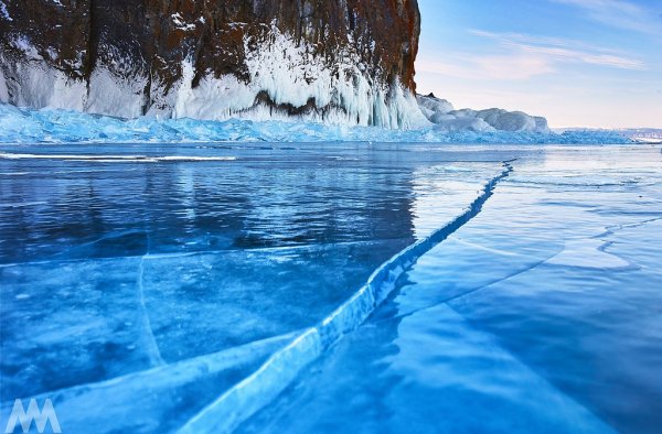 Озеро Байкал лед