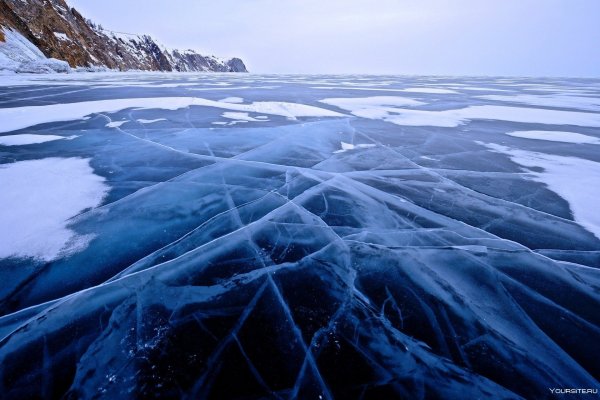 Озеро Байкал подо льдом