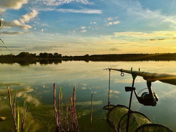 Рыбалка с лодки на закате
