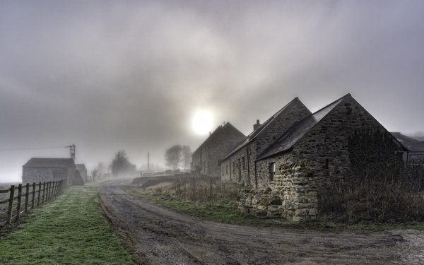 Заброшенная Церковь в деревне туман