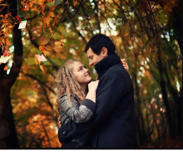 Пара в осеннем парке
