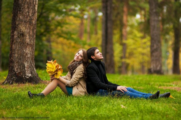 Лав стори на улице осенью