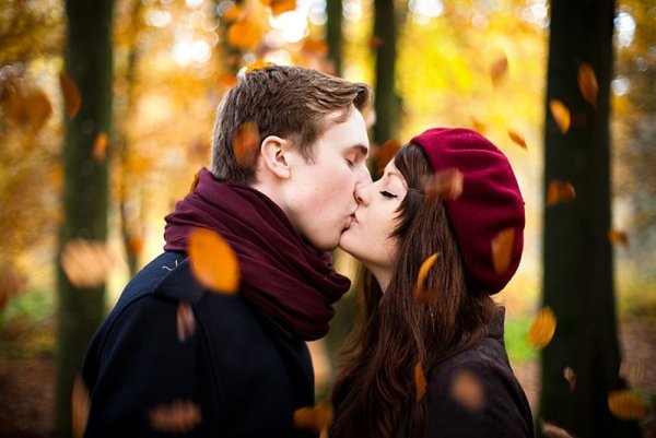 Влюбленные пары осенью
