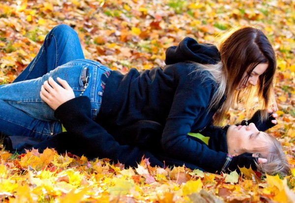 Парень и девушка осенью в парке