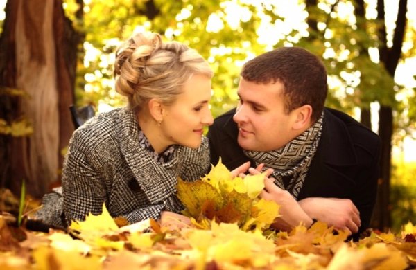 Мужчина и женщина осенью