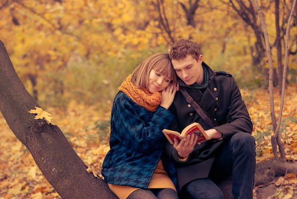 Фотосессия лав стори в парке осенью