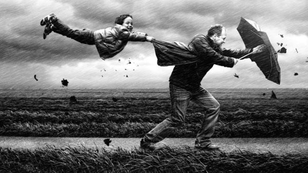 Человек идет против ветра