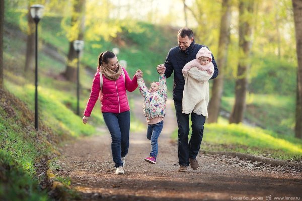 Семья гуляет в парке