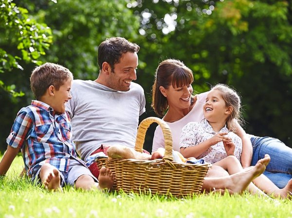 Счастливая семья с детьми на природе