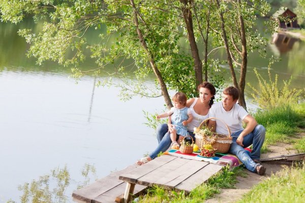 Семья на берегу озера