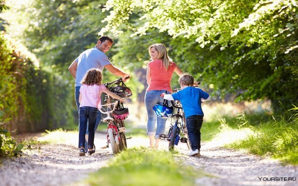 Счастливая семья на прогулке