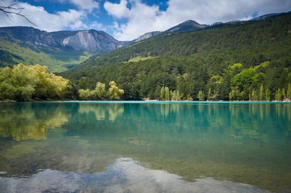 Запрудное бирюзовое озеро