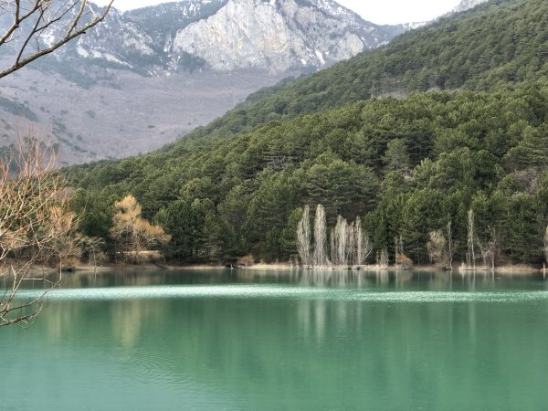 Бирюзовое озеро в Крыму Запрудное