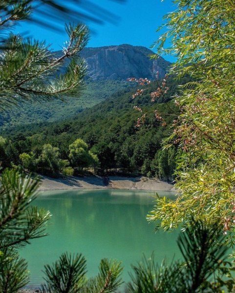 Запрудное бирюзовое озеро