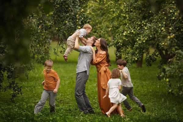 Фотосессия большой семьи на природе