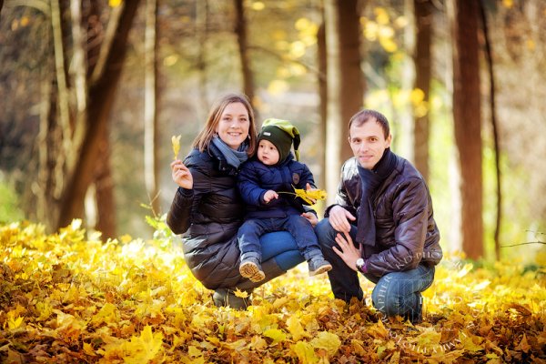 Семья на улице осенью