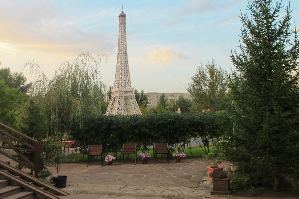 Абакан парк топиарного искусства Эйфелева башня