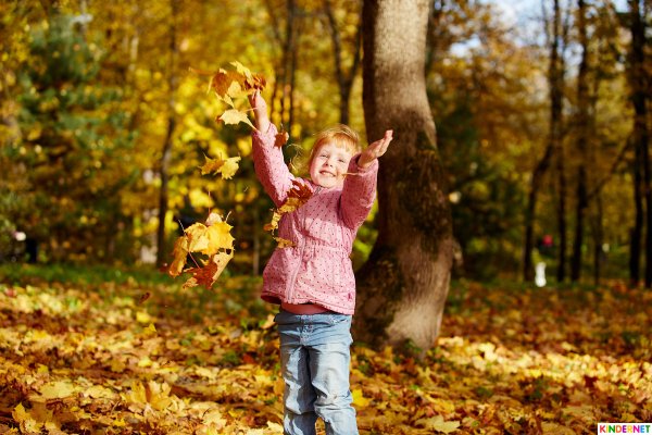 Счастливые дети осенью