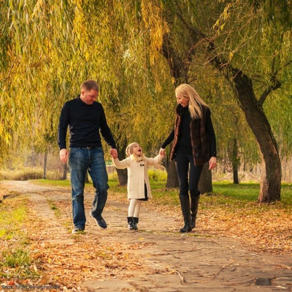 Прогулки детей с родителями в парке