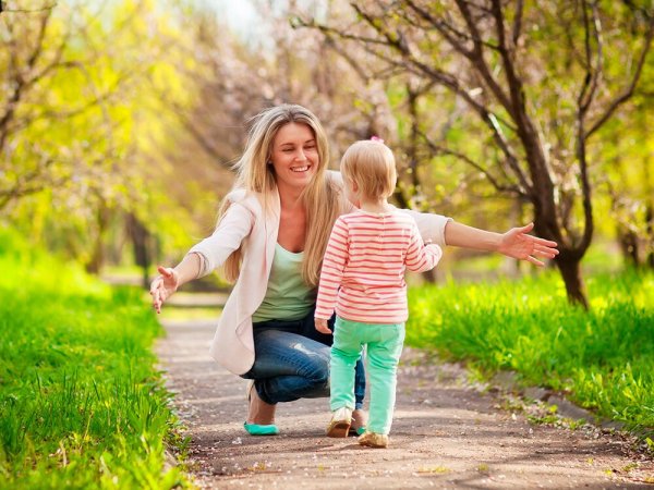 Мама с ребенком на прогулке